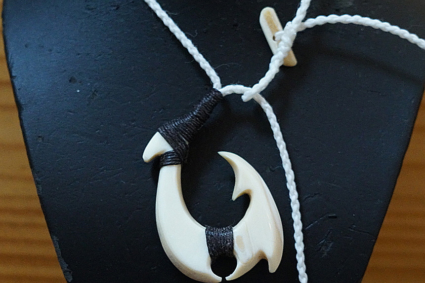 マッコウクジラ 鯨歯&骨のコラボ ボーンカービング フィッシュフック ハワイアンジュエリー お守り拍卖
