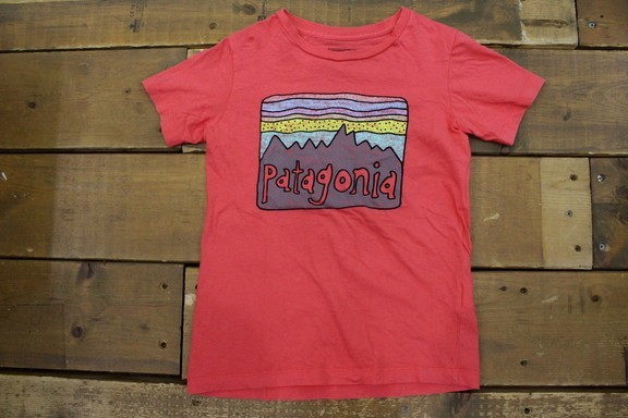 384■ PATAGONIA パタゴニア 手書き風プリントTシャツ 女の子用 ピンク コットン ロゴデザイン アウトドア USED■拍卖