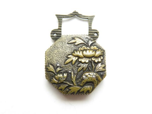 【2384】刀装具 江戸~ オリジナル 銅地 牡丹彫金具 9g(初品・買取品)拍卖