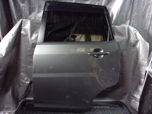 【2646】平成18年式 ムーブ L185S プラチナグレーメタリック S35 左リアドア 左後ろドア 67004-B2090拍卖