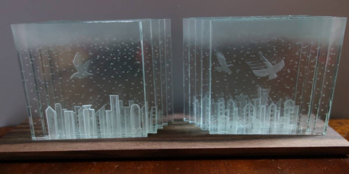 ワタナベカズオ アーティストのガラスオブジェ コールドワーク 雪の世界 snow world 専用箱有 ハンドメイド 木材の台付拍卖