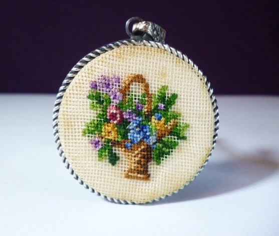β ヴィンテージ プチポワン ペンダントトップ β Petit Point プチポアン 刺繍拍卖