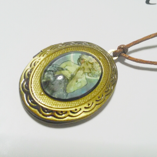 アルフォンス・ミュシャ「月光」のロケット型ネックレス拍卖