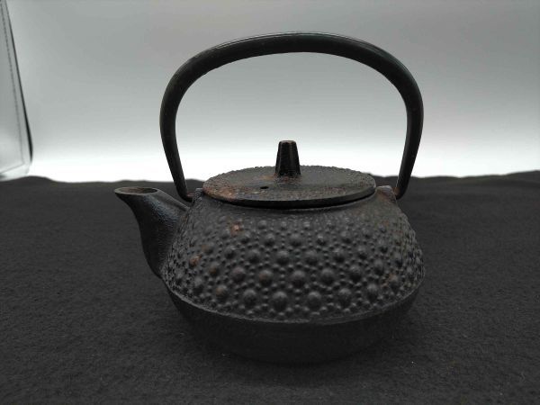 南部鉄器 銘入り 急須 アラレ 高さ8cm 幅12.5cm 鉄瓶 茶道具 茶壷 金属工芸 やかん 骨董 アンティーク (21_1202_9)拍卖