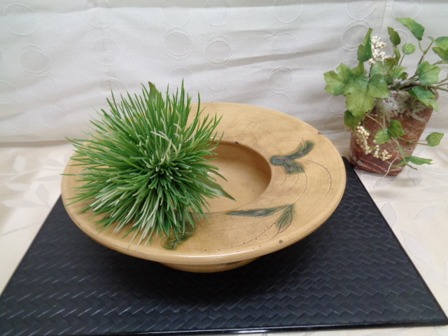 骨董 黄瀬戸 輪花鉢 ドラ鉢 草花切込絵柄 花器 陶器 生け花 中古品拍卖