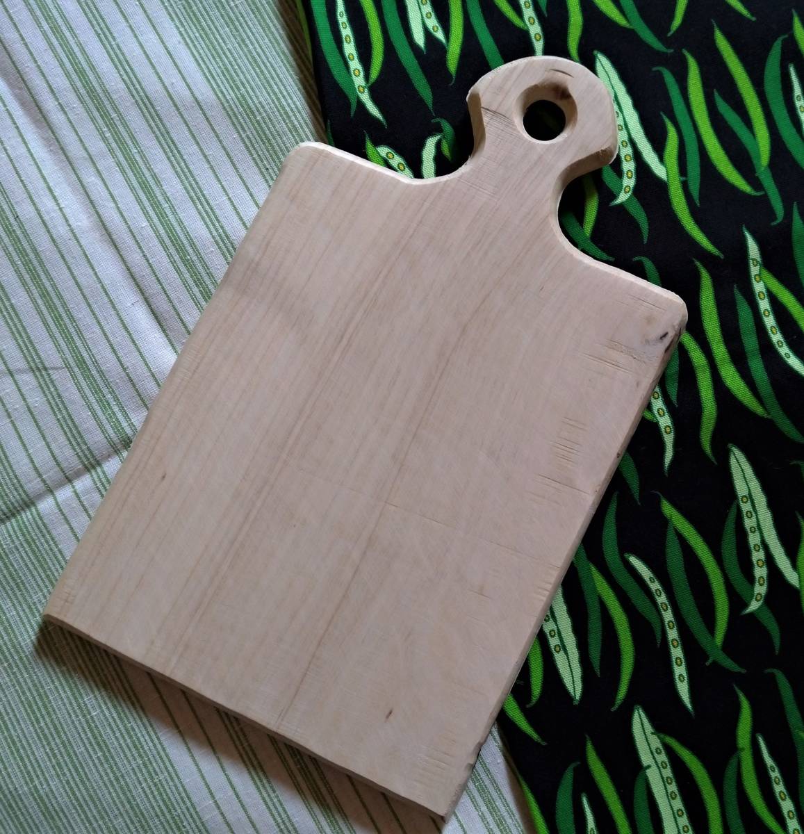 カッティング・ボードの素材 黒柿が入っております。おうち時間でやすりがけ・オイルフィニッシュをなさってみませんか。拍卖