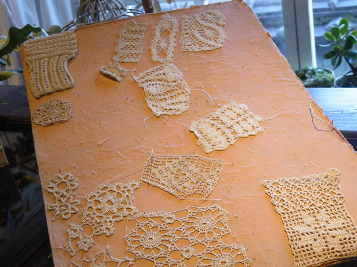 フランスアンティーク 大きなピンク画用紙の上に手編みモチーフ14枚 レースサンプルノート 1900年代!拍卖