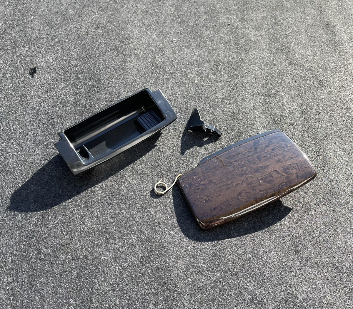 アウディ A4 8EALT 8E B7 2005年 センターコンソール リア トリム パネル 灰皿 8E0857961   A-3176拍卖