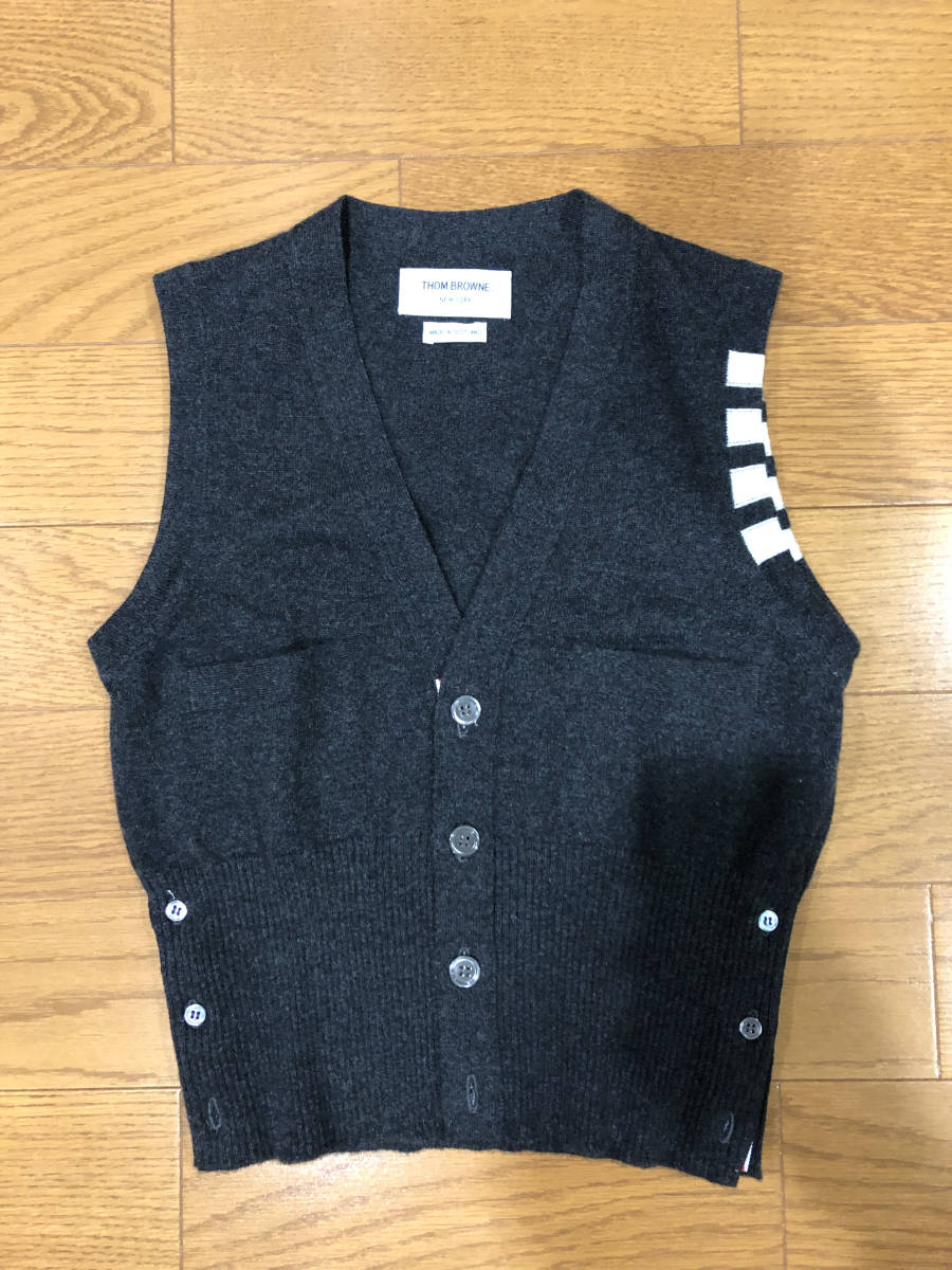 THOM BROWNE ベスト カーディガン 00 ダークグレー チャコール カシミア 定番 ショート丈 ニット トムブラウン アメリカ NEW YORK拍卖