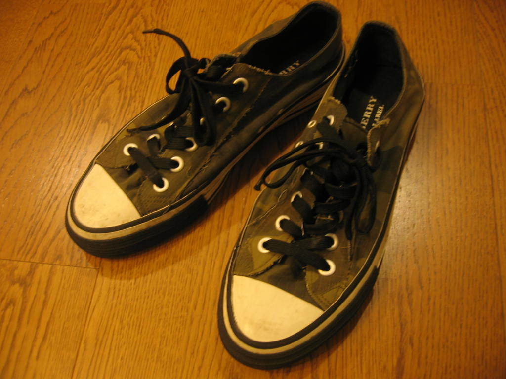 バーバリーブラックレーベル 迷彩スニーカー カモフラージュ 2(M) b308拍卖