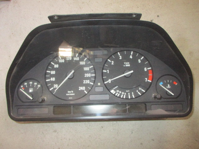 ■BMW E34 525 スピードメーター中古 13888019 62111389564 VDO 993558092 部品取あり インストゥルメントパネル クラスター メーター E32拍卖