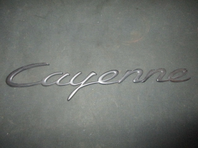 ■ポルシェ カイエン「Cayenne」エンブレム 中古 部品取あり バッジ マーク ロゴ デカール トランク リアゲート 送料140円定形郵便■拍卖