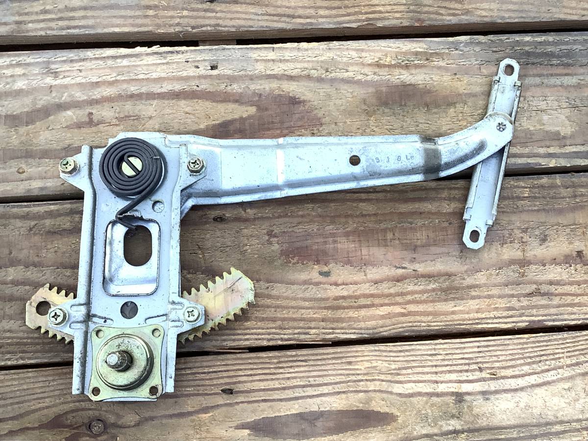 910 ブルーバード 4ドア ハードトップ 手巻き ウィンドウ レギュレーター 左リア 助手席後 SSS拍卖