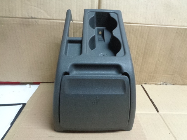 ボルボV40 4B 純正 ダストボックス ドリンクホルダー拍卖