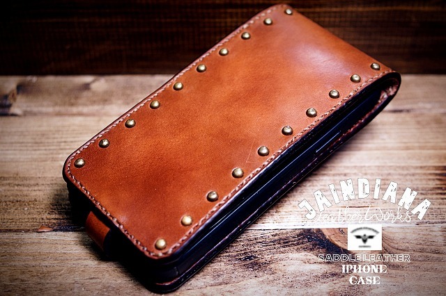 iPhone13ケース 手縫い サドルレザー ビンテージ染めライトブラウン スタッズ (iPhone13pro・mini仕様での製作も可)拍卖