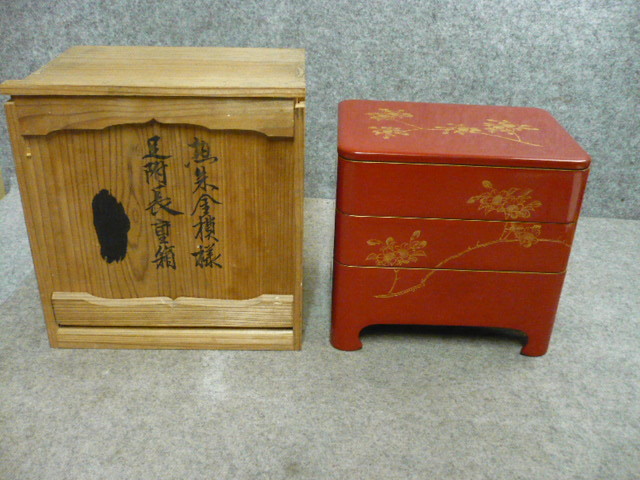【政】30389 輪島朱塗沈金三段足付重箱 箱入 漆器 塗り物 骨董 古物拍卖