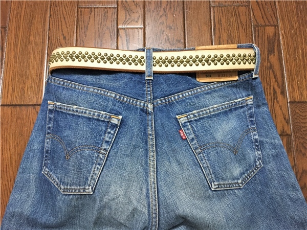 ユーズド レザー スタッズベルト 白 3.9mm厚 皮革拍卖