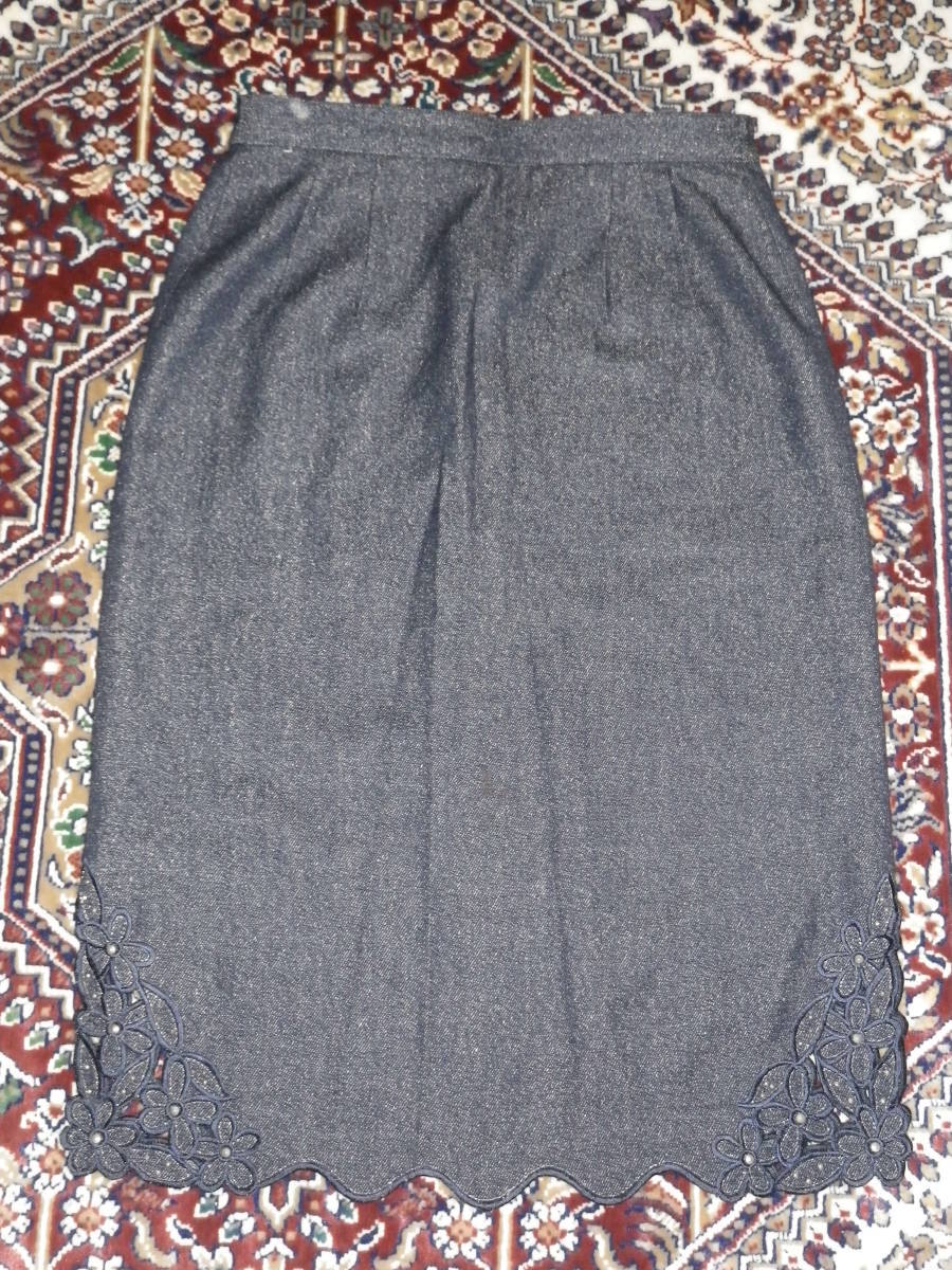 06【中古美品】*AVANNE デニム風生地スカート 裏地付 9 毛&絹混 裾の花刺繍がカワイイ ウエストゴム内臓 送料無料拍卖