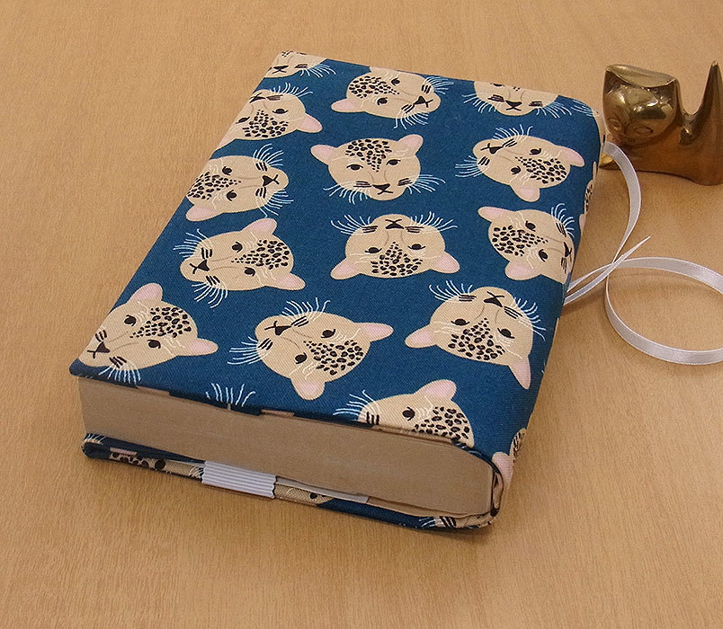 52 B ハンドメイド 手づくり 文庫本② ブックカバー 干支 トラ 虎 ネコ科 猫 ねこ ネコ キャット cat プレゼント 贈り物 飾り物は含まない拍卖