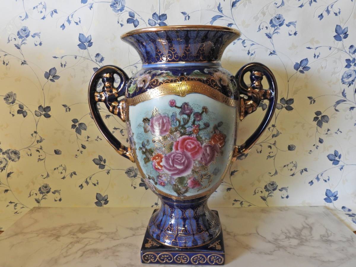 中国美術・ビンテージ・ ハンドペイントのバラ絵柄に金彩金盛りを施した。美術的な、手描き工芸品花瓶です拍卖