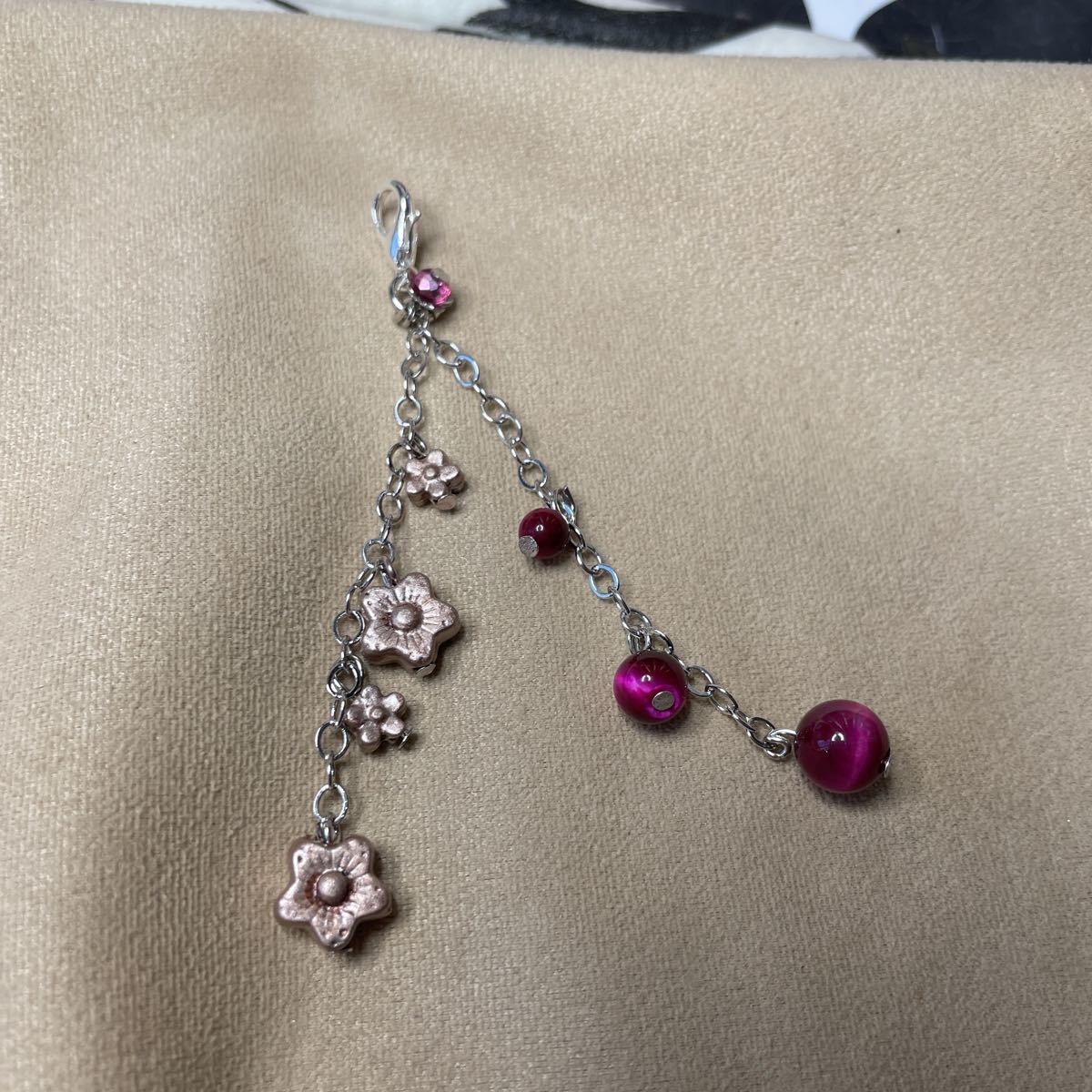 マゼンタピンクタイガーアイと桜のストラップ拍卖