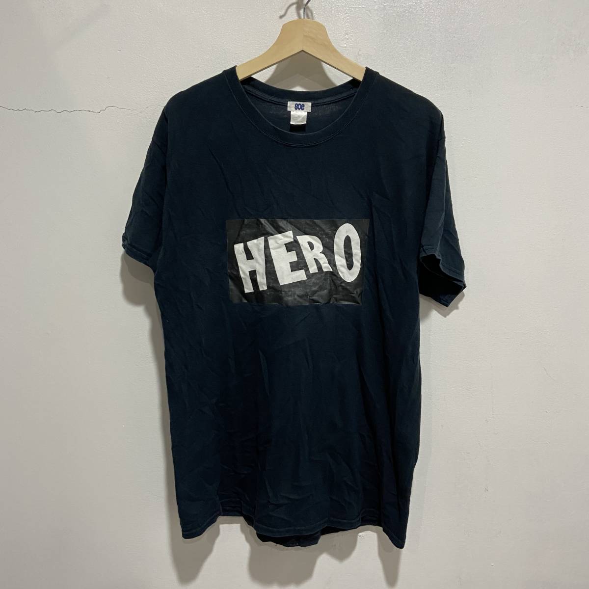 ☆送料無料☆SOE☆ソーイ☆半袖プリントTシャツ☆黒☆HERO☆2☆コットン☆K21c拍卖