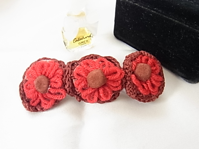 可愛い赤と茶のお花デザイン 毛糸の編込み バレッタ拍卖