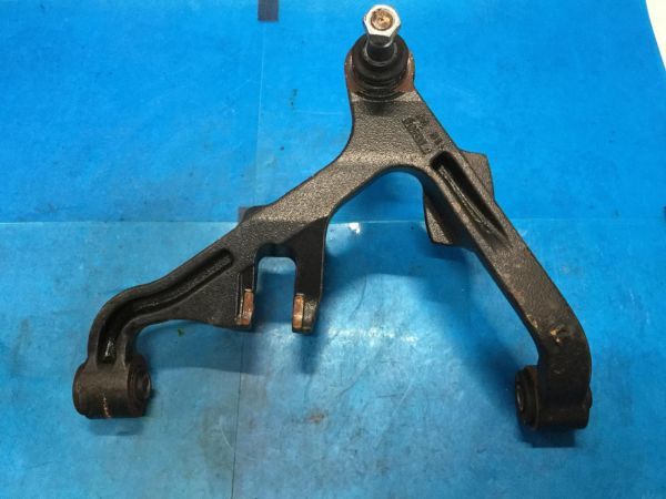 いすゞ エルフ NJS85 右ロワーアーム 8983229370【解体車輌取外し品】拍卖