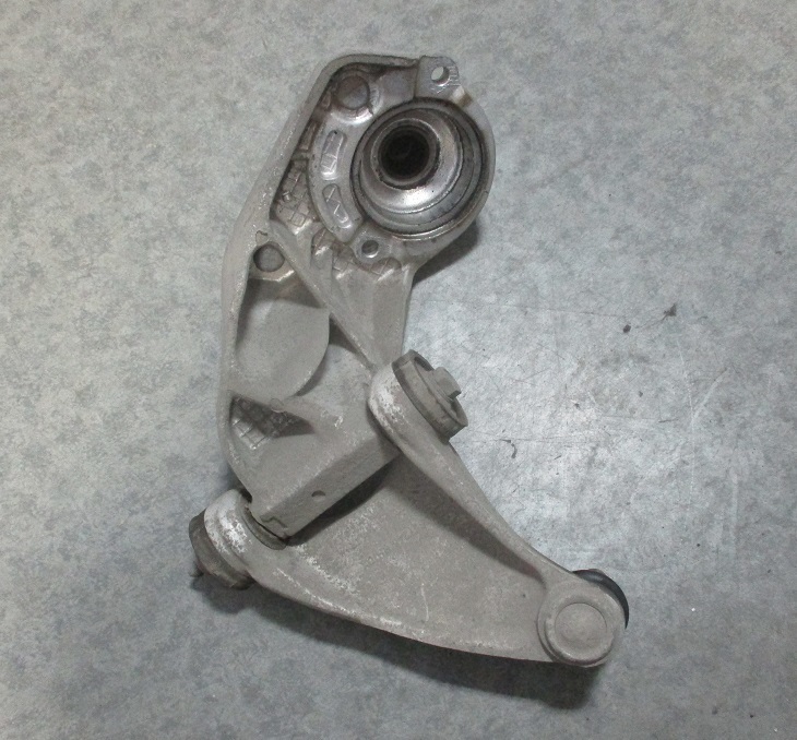 アルファロメオ147純正937ABアルファ右フロント ストラット アッパーアーム 右サスペンション サス ブラケット 即決即日発送可能!!拍卖