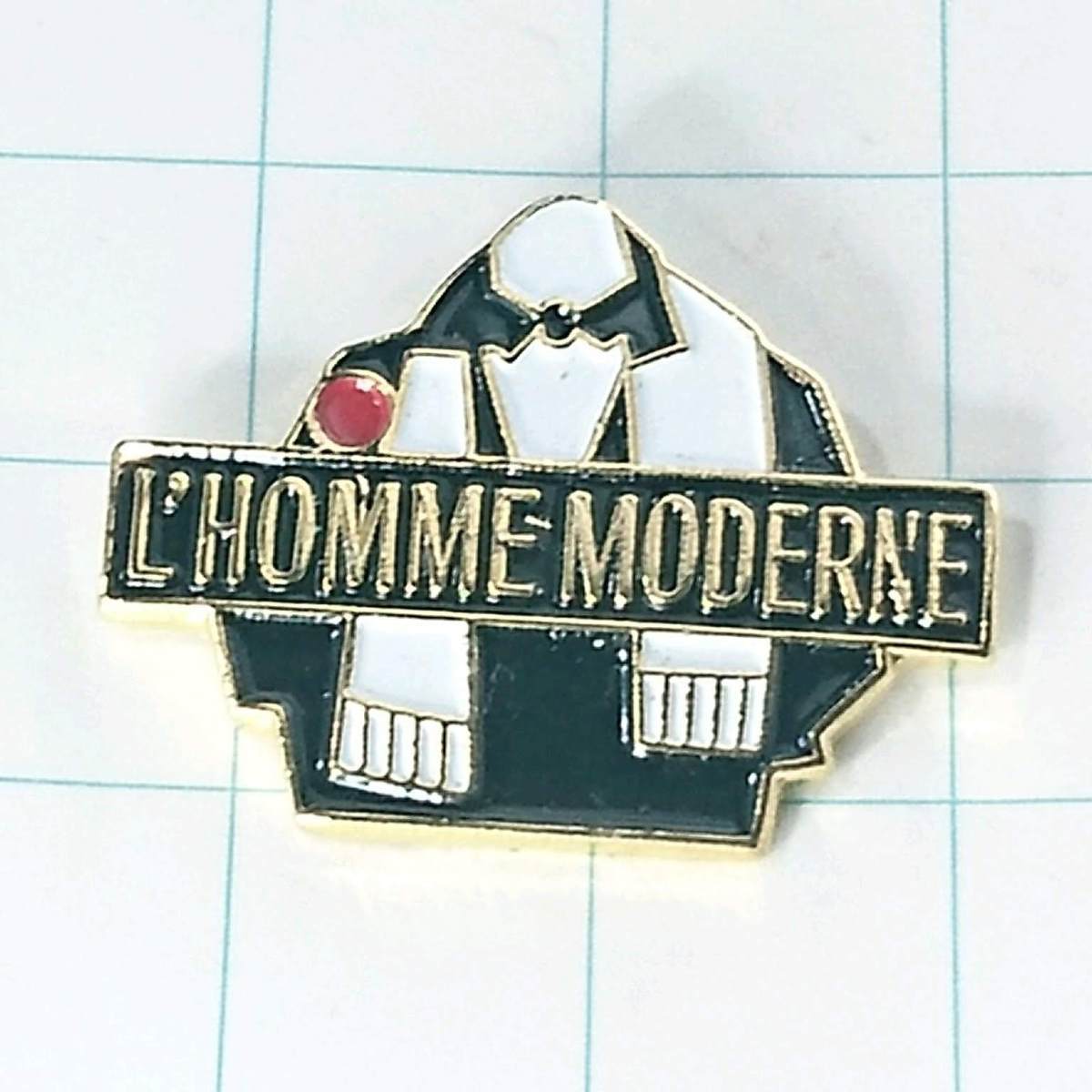 送料無料)白いマフラーの蝶ネクタイ姿 フランス輸入アンティーク ピンバッジ PINS ピンズ A06758拍卖