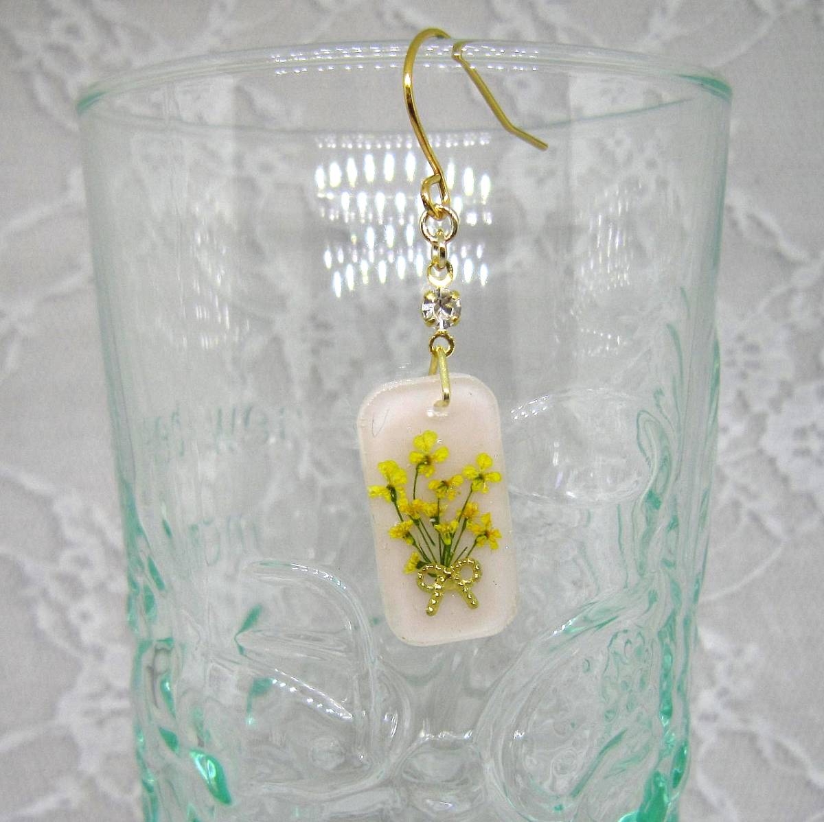 ★シングル レジン 花束のピアス イヤリング ベージュ フラワー イエロー リボン 揺れる 拍卖
