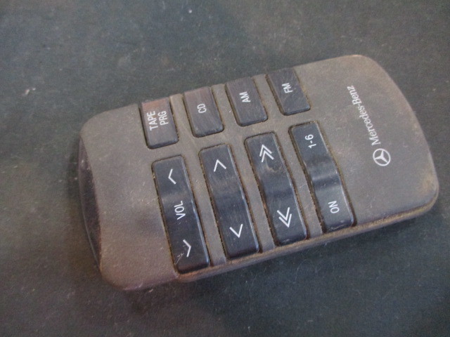 ■ベンツ W124 オーディオ コントローラー リモコン 中古 0008208326 部品取あり カーステ デッキ ステレオ テープ W210 W140 R129 W202■拍卖