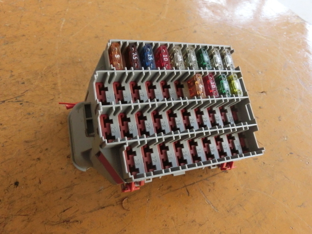 ★後期ボルボ V70 ヒューズ ボックス 平成18年 CBA-SB5244W 拍卖