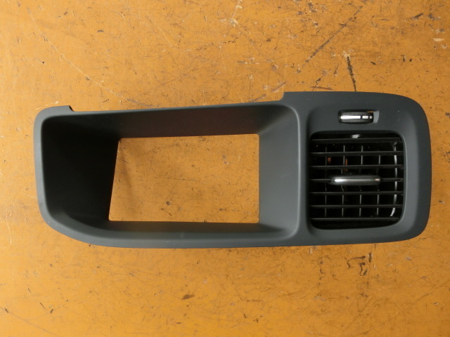 ★ボルボ V60 エアコン 吹き出し口 平成23年 センター オーディオカバー センターパネル y11 DBA-FB4164T 中古拍卖