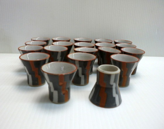 ★ 81462 お猪口 20個「 稲妻 」直径4.3 x 高さ4.3cm アルコールグッズ 酒器 レトロ 長期保管品 灰色 白 茶 未使用 ★*拍卖