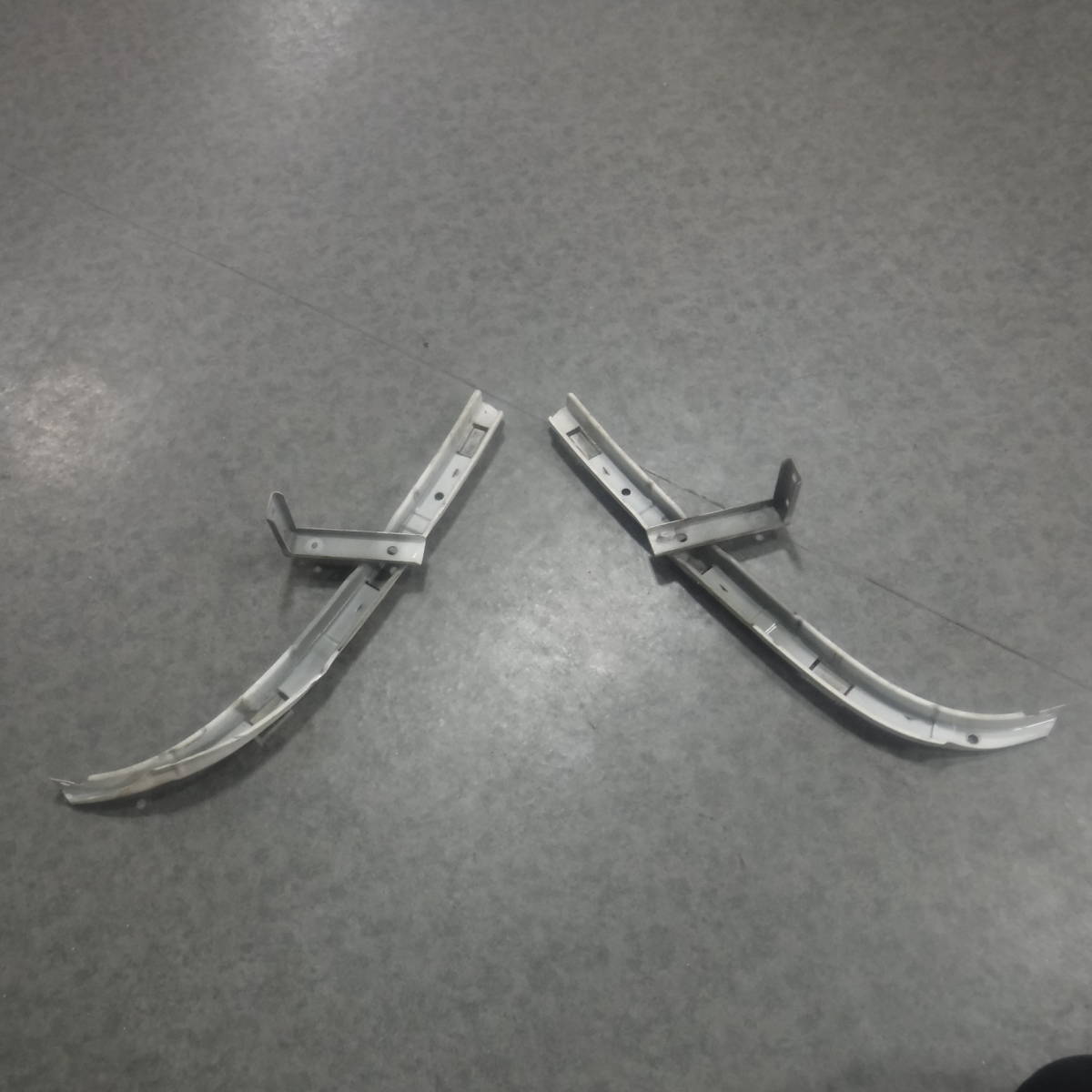 アコードCF6フロントバンパー右ビーム左ヘッドライト下ステー左右ヘットライト下ステー固定ブラケット バンパー裏 部品取り車あります拍卖