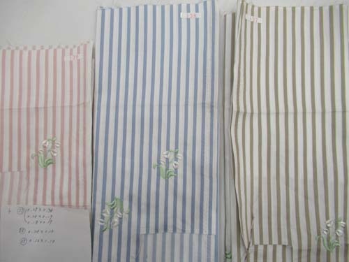 プリントの縞に可愛い刺繍が点在 3点5裂になっており楽しいグッズが創作できそうです拍卖