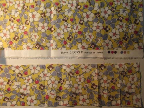 リバテぃプリントハギレ すこし変形したハギレです4拍卖