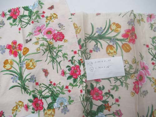 同柄がジャ-ジィとリネンタッチの生地にプリントされて拍卖