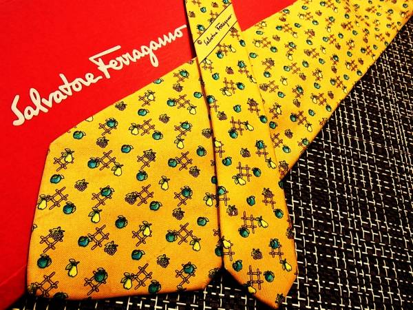 ・ω・ ★SALE/0436★【フェラガモ】葡萄・洋ナシ・林檎・果物ネクタイ♪拍卖