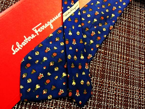 ・ω・ ★SALE/0438★【フェラガモ】ドングリ・花・植物ネクタイ♪拍卖