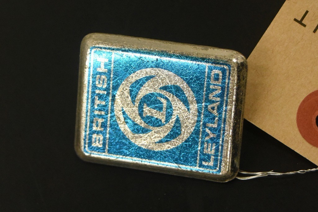 104501 ヴィンテージ  「BRITISH LEYLAND ブリティッシュ・レイランド」 メタル バッジ 英国 バッチ アンティーク ビンテージ 拍卖