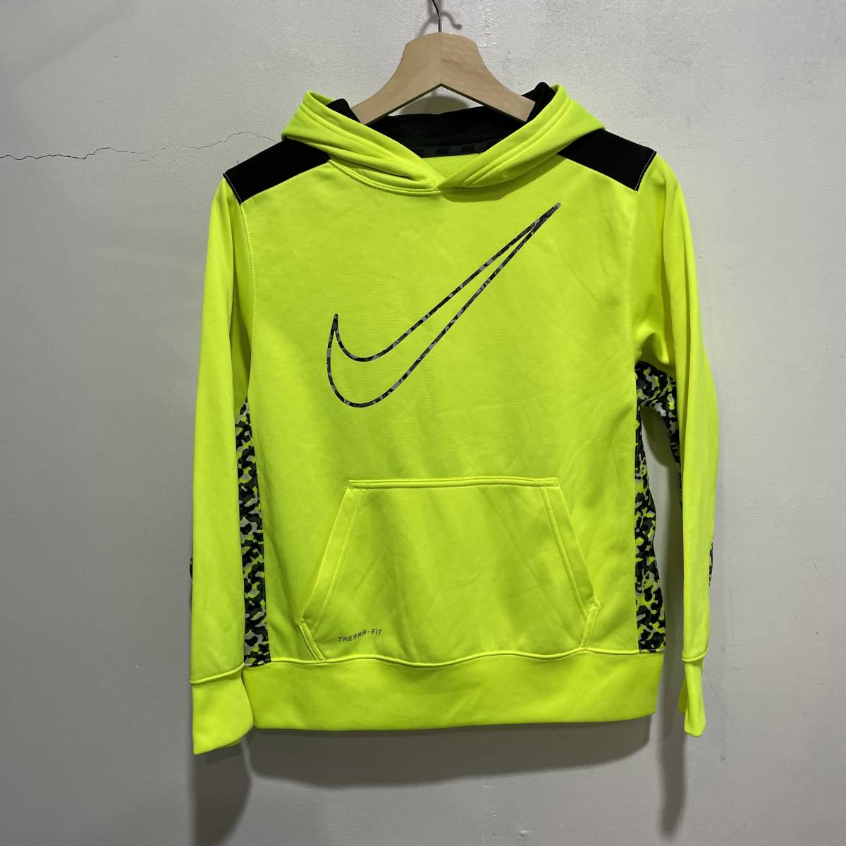 ☆送料無料☆NIKE☆ネオンカラー☆スウェットパーカー☆キッズL☆蛍光イエロー☆カモフラ☆迷彩☆F20c拍卖