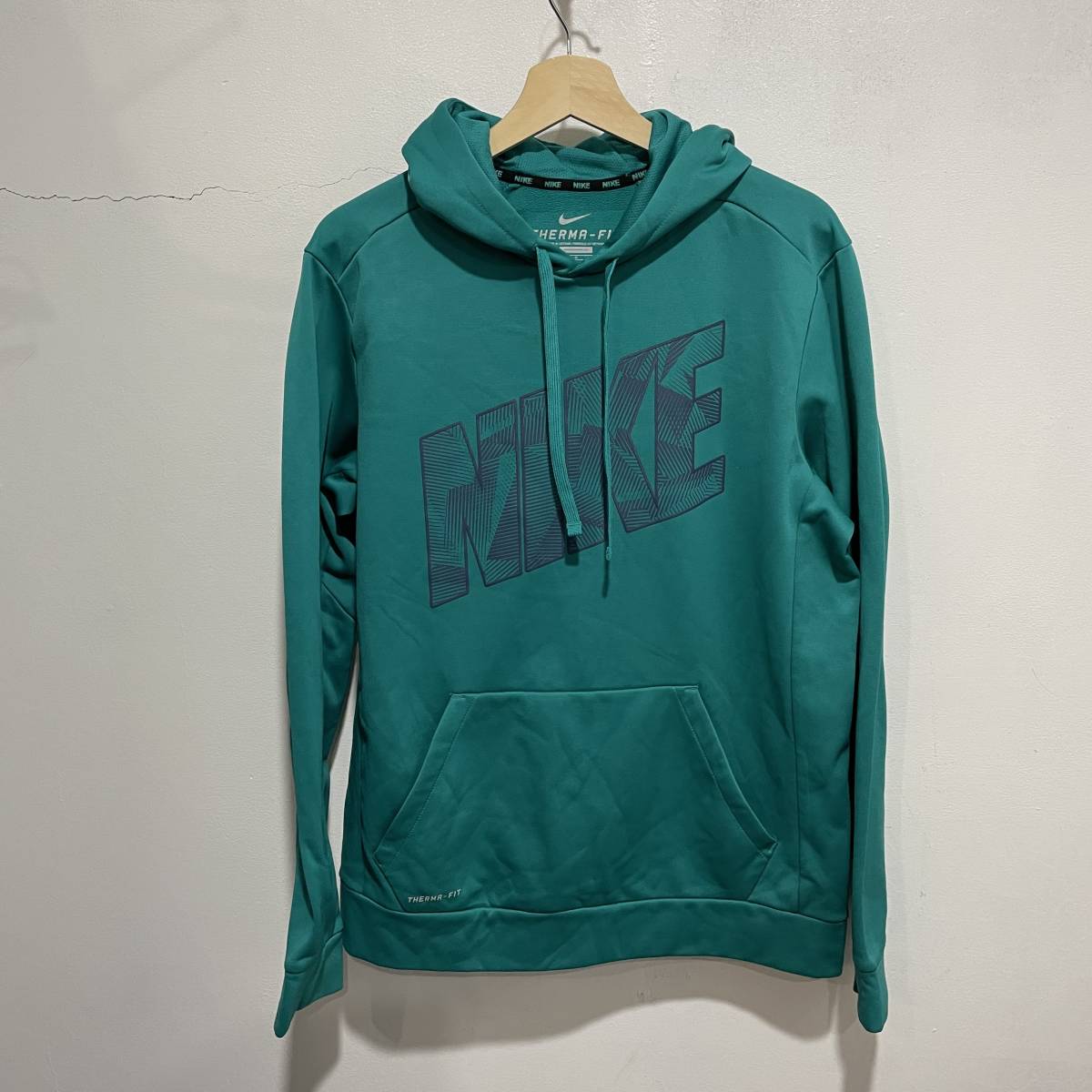 ☆送料無料☆NIKE☆ナイキ☆ロゴデザインスウェットパーカー☆メンズM☆サーマフィット☆スポーツ☆C21c拍卖