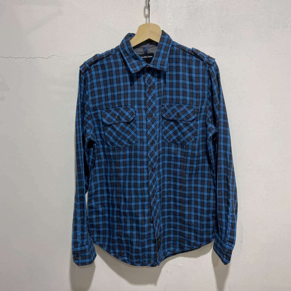 送料無料☆カルバンクライン☆長袖エポレットシャツ☆チェック柄☆メンズS☆ブルー系☆Z20c拍卖