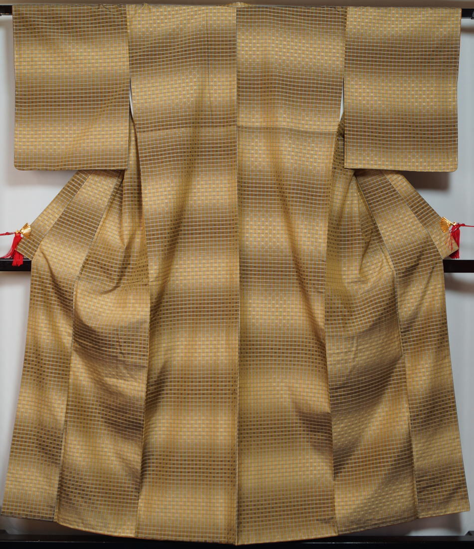 紬 未使用品 伝統工芸士 根津儀一 伝統的工芸品 幻想華織 芥子色 ぼかし 正絹 着物 中古 リサイクル着物 アンティーク きもの天陽拍卖