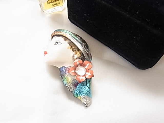 訳あり安価bモダンな女性が帽子を被っている横顔のモチーフ ラインストーン付 ブローチ☆拍卖