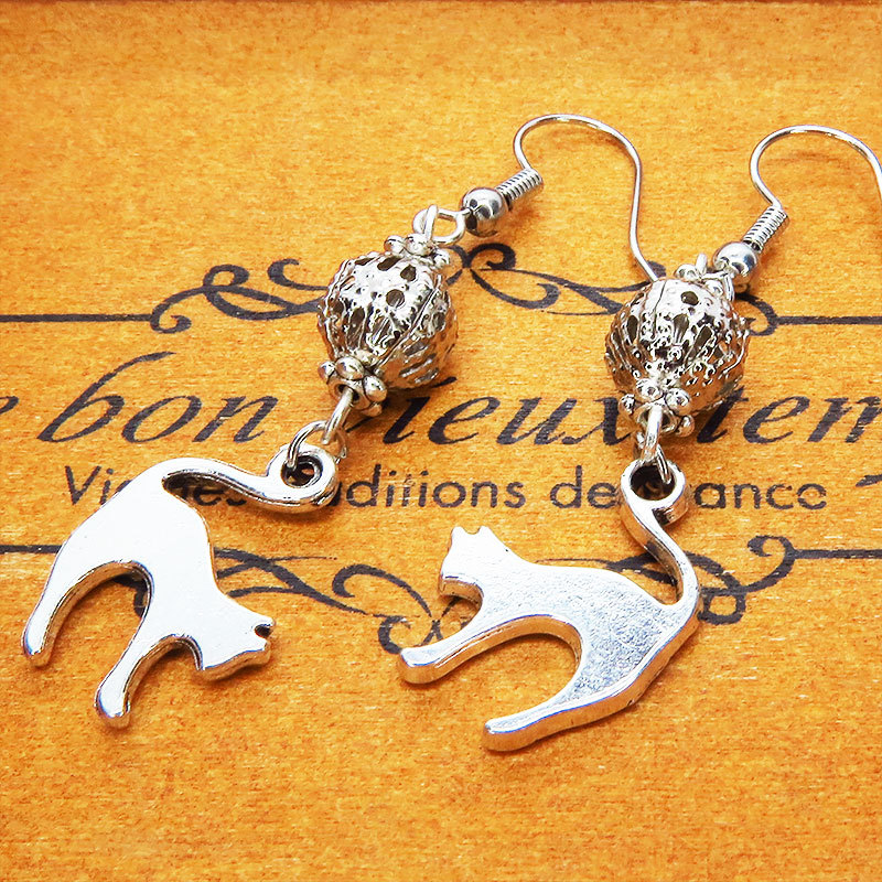アンティークシルバーの跳ね猫モチーフとメタルビーズのシンプルなピアス イヤリング 拍卖
