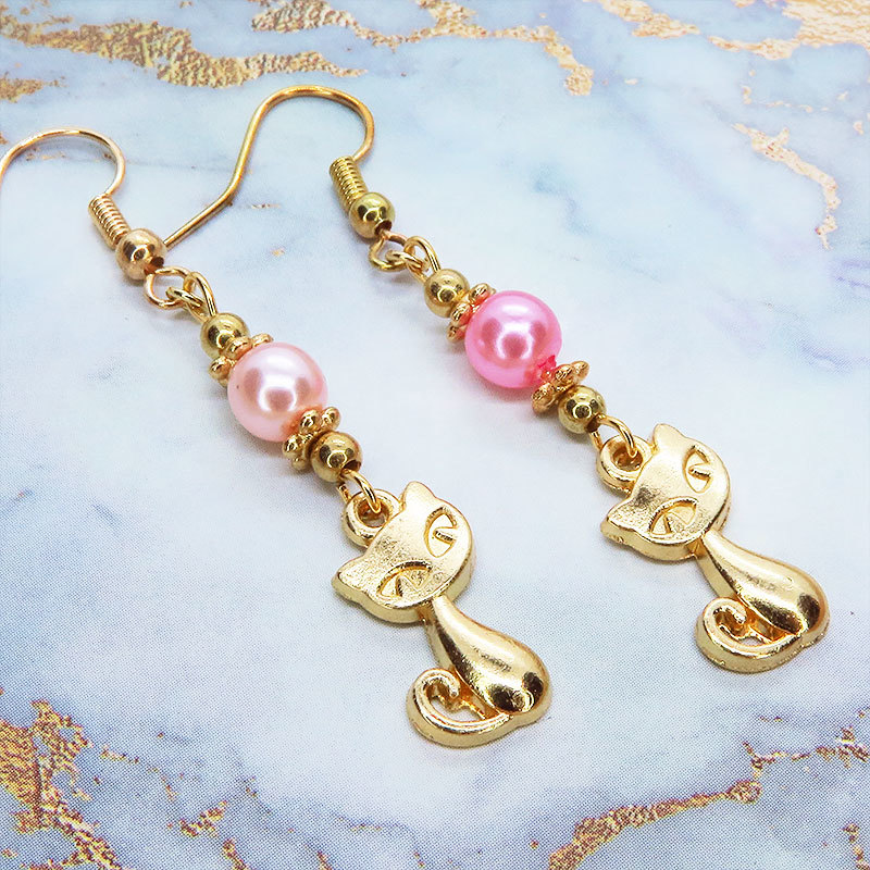 マットゴールドカラーの猫モチーフと異なる2色のピンクのパールビーズをつなげた大人可愛いピアス拍卖