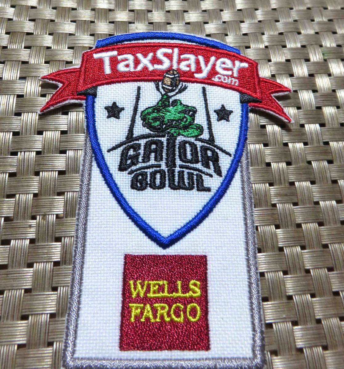 縦長WF白赤幕◆新品TaxSlayer WELLS FALGOゲイターボウルGator Bowlカレッジフットボール ボウル・ゲーム刺繍ワッペン◎アメリカアメフト拍卖